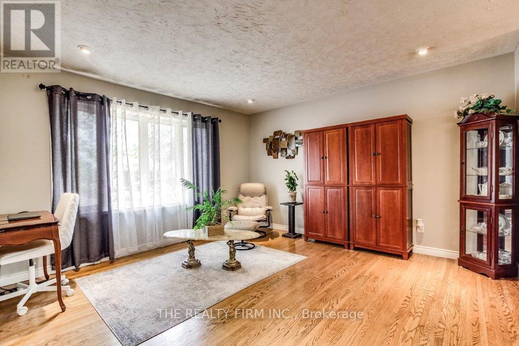 79 Mendip Crescent, London South, Ontario  N6E 1H2 - Photo 13 - X12425454