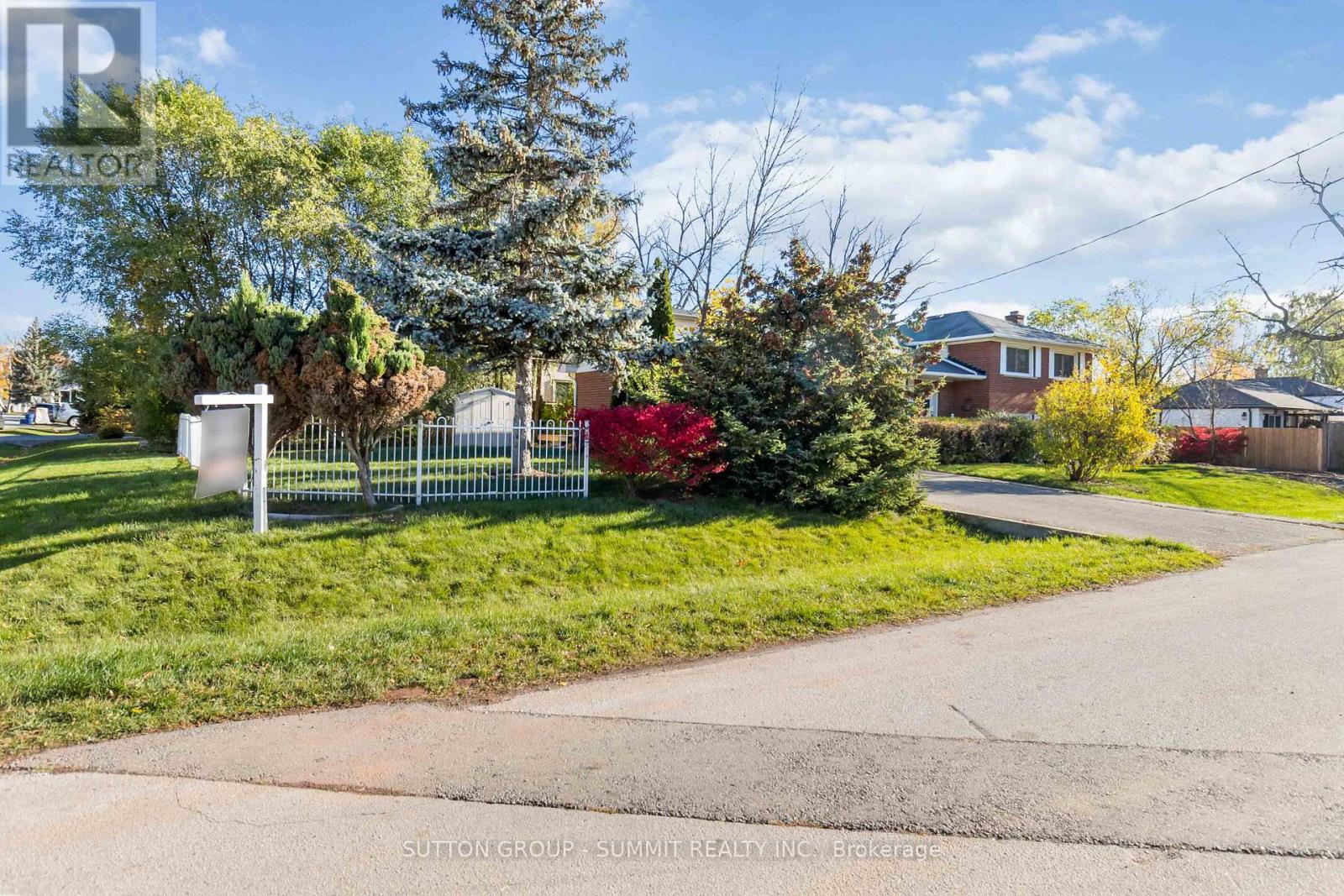 515 Trafford Crescent, Oakville, Ontario L6L 3T2 - Photo 2 - W12495774