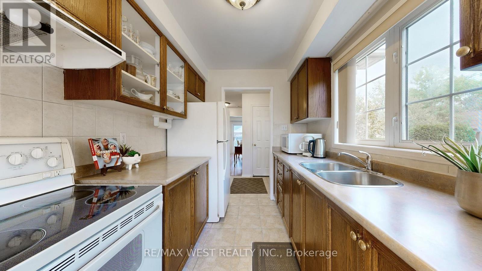 1 Platinum Drive, Toronto, Ontario M6M 5K1 - Photo 7 - W12507594