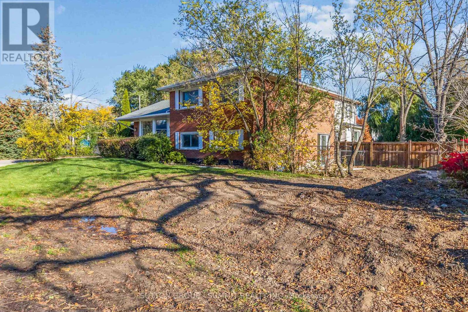 515 Trafford Crescent, Oakville, Ontario L6L 3T2 - Photo 4 - W12495774