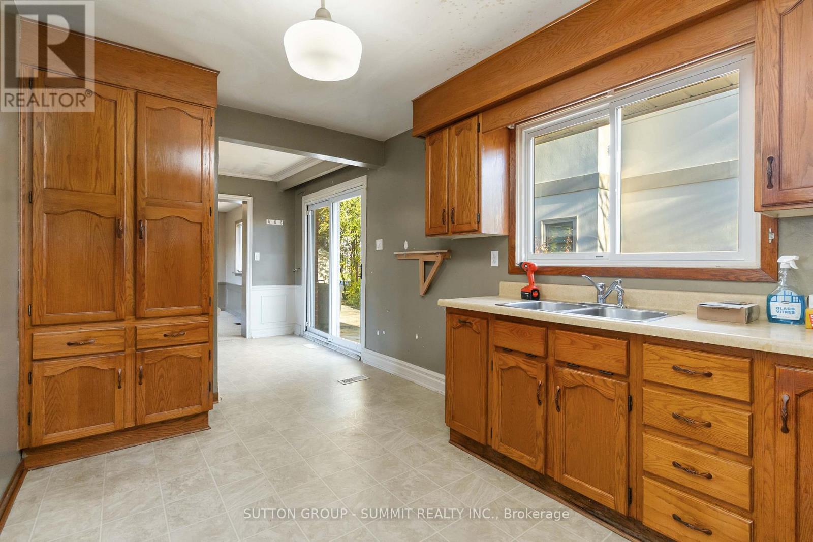 515 Trafford Crescent, Oakville, Ontario L6L 3T2 - Photo 11 - W12495774