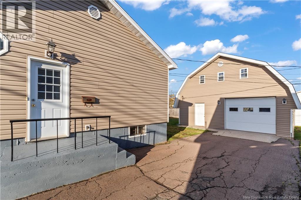 61 Mapleton, Moncton, New Brunswick  E1C 7W6 - Photo 3 - NB129443