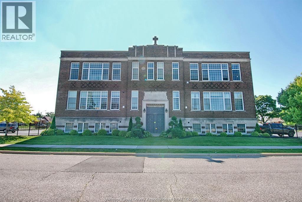 MLS# 25028035: 647 Irvine Unit# 301, Windsor, Canada