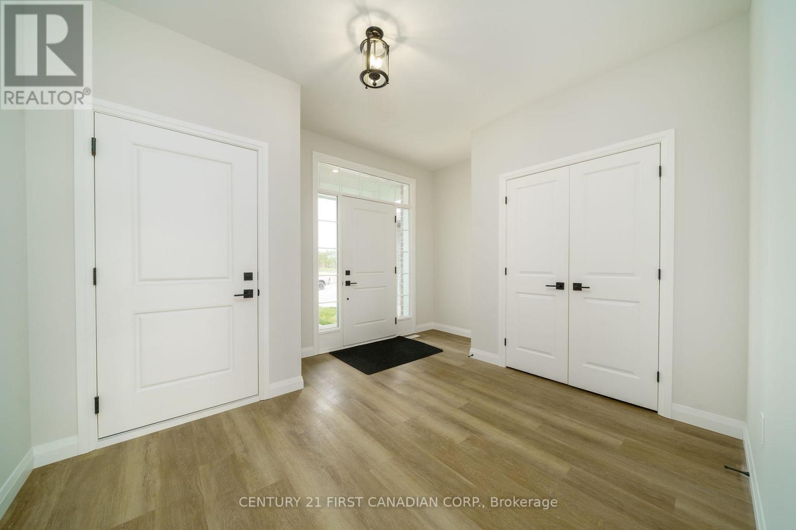 6 Sheldabren Street, North Middlesex, Ontario  N0M 1A0 - Photo 4 - X12501974