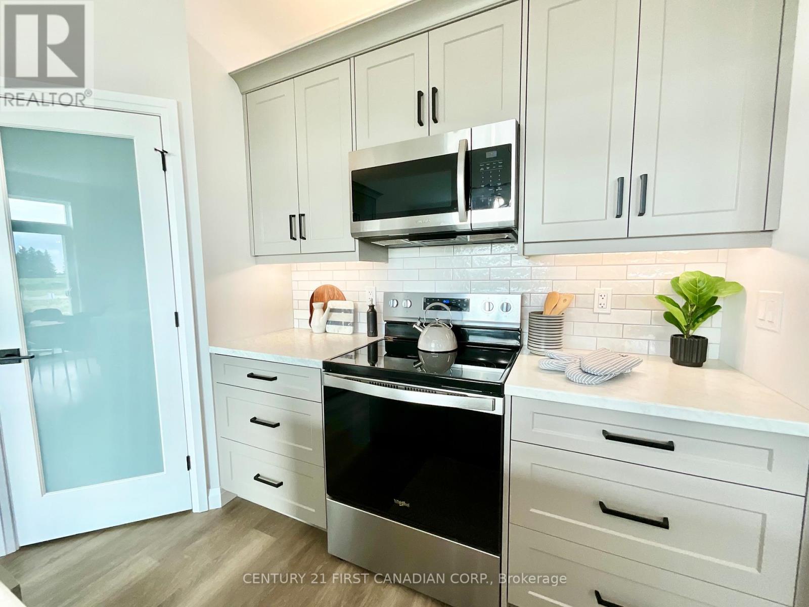 6 Sheldabren Street, North Middlesex, Ontario  N0M 1A0 - Photo 8 - X12501974