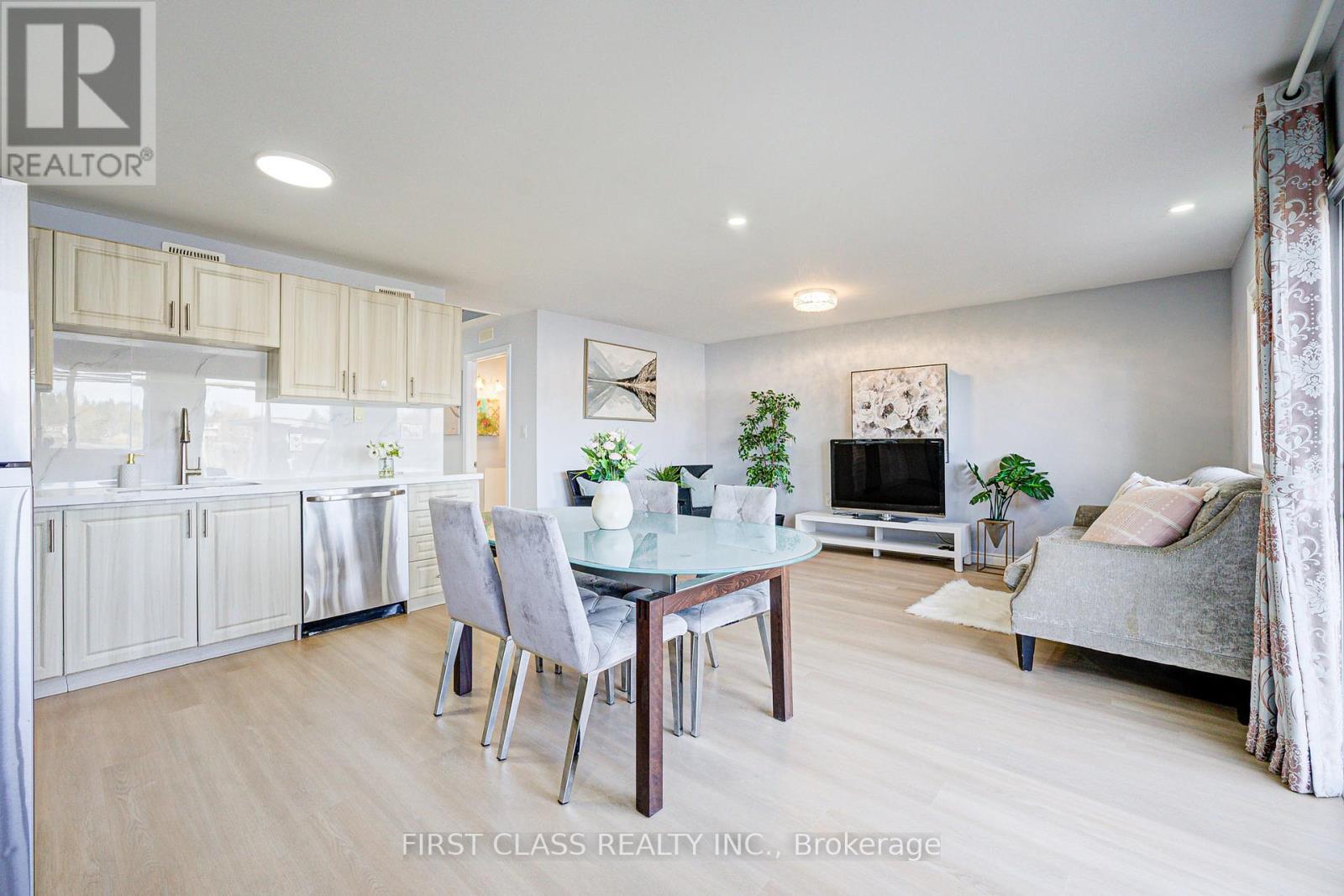 17 Willowbank Avenue, Richmond Hill, Ontario  L4E 3B4 - Photo 6 - N12511098