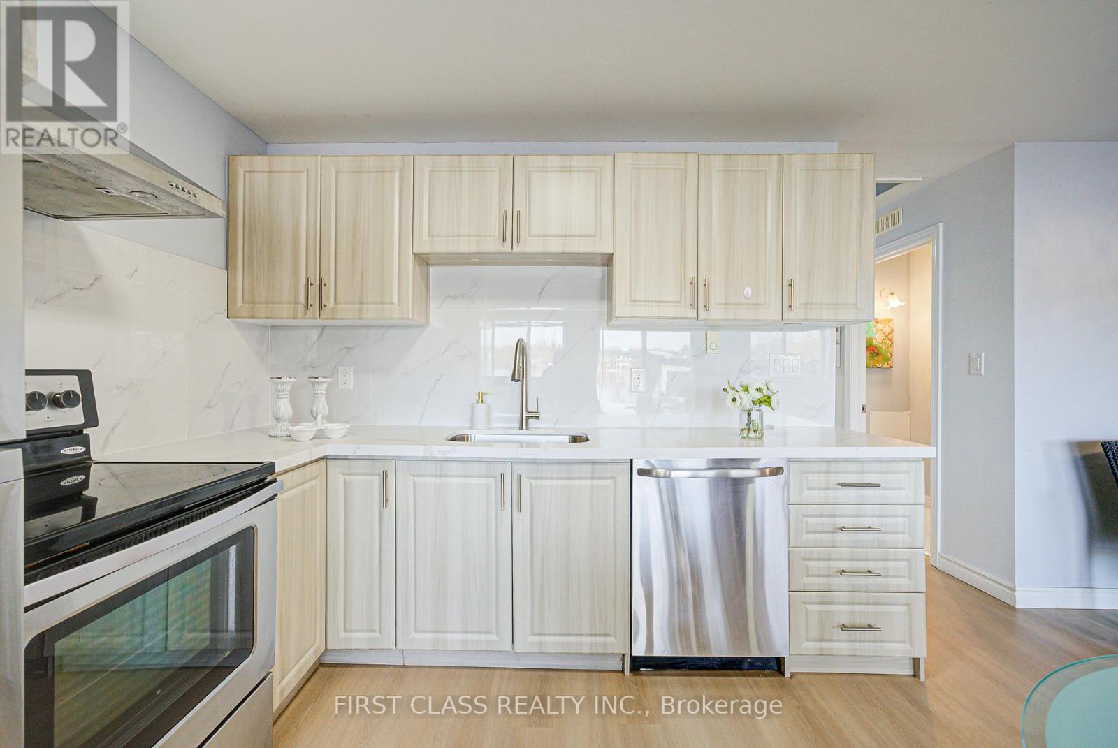 17 Willowbank Avenue, Richmond Hill, Ontario  L4E 3B4 - Photo 10 - N12511142