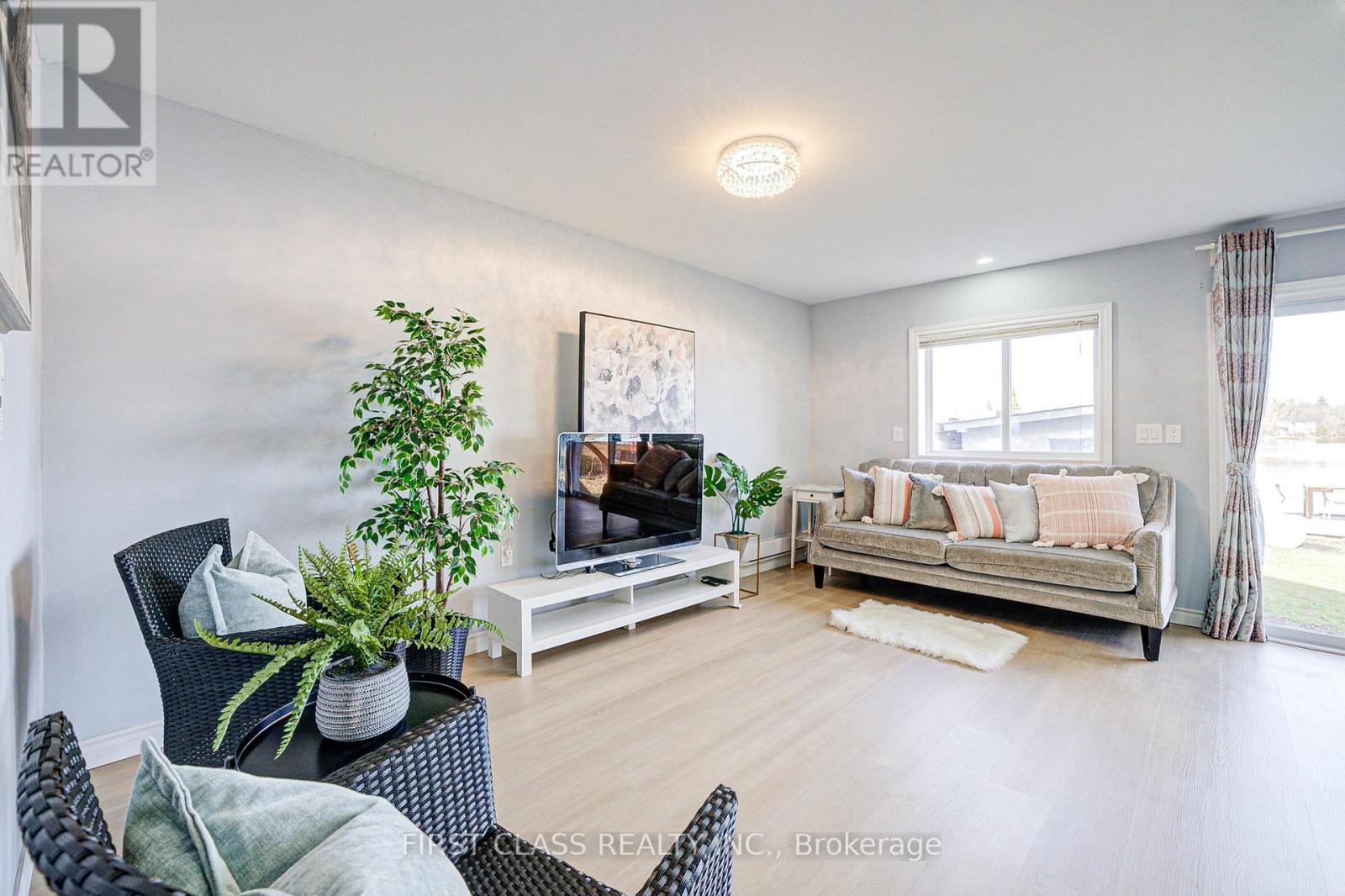 17 Willowbank Avenue, Richmond Hill, Ontario  L4E 3B4 - Photo 3 - N12511142