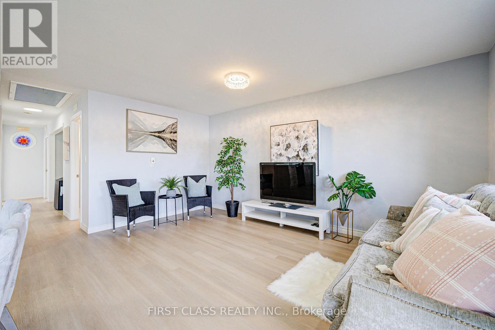 17 Willowbank Avenue, Richmond Hill, Ontario  L4E 3B4 - Photo 4 - N12511142