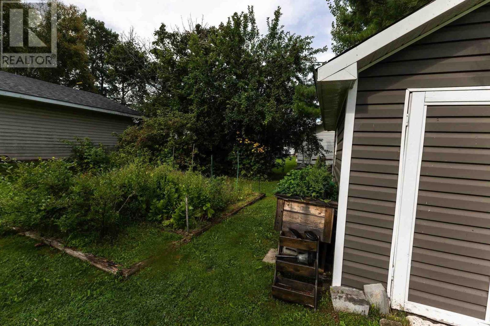 165 Hugill St, Sault Ste. Marie, Ontario  P6A 4E9 - Photo 9 - SM253171