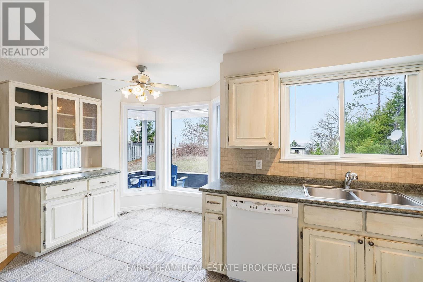 8 Glen Forest Trail, Tiny, Ontario  L0L 2T0 - Photo 4 - S12511210