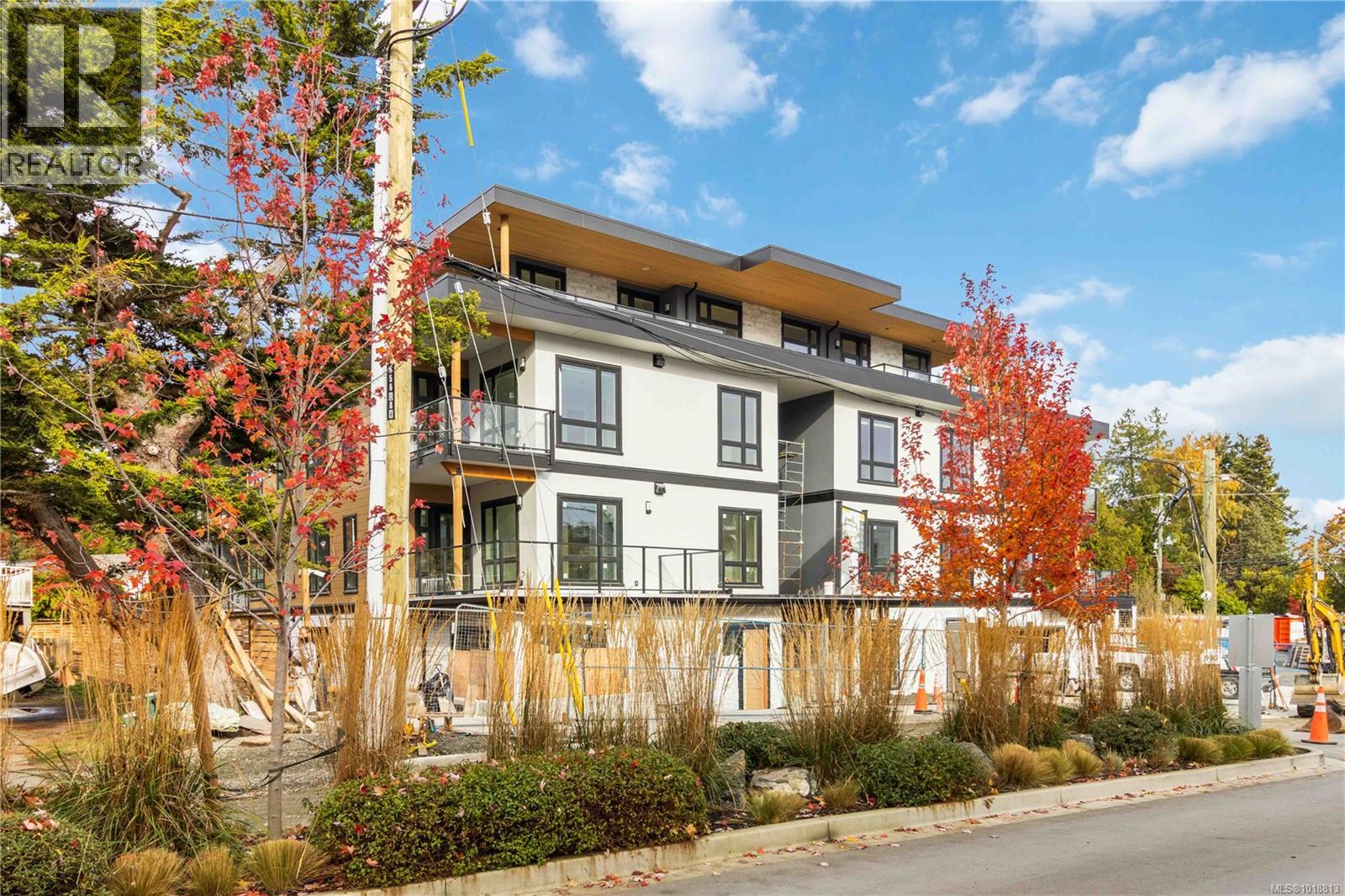 202 986 Doumac Ave, Saanich, British Columbia