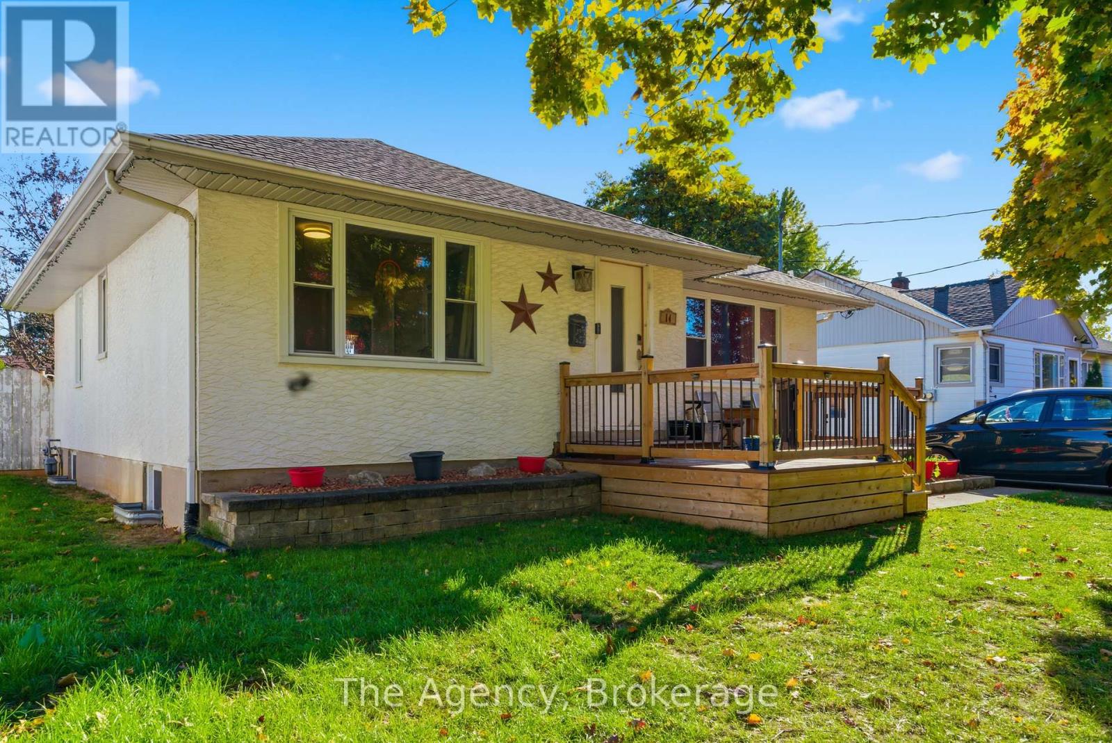 14 Heywood Avenue, St. Catharines, Ontario  L2M 2M8 - Photo 2 - X12511306