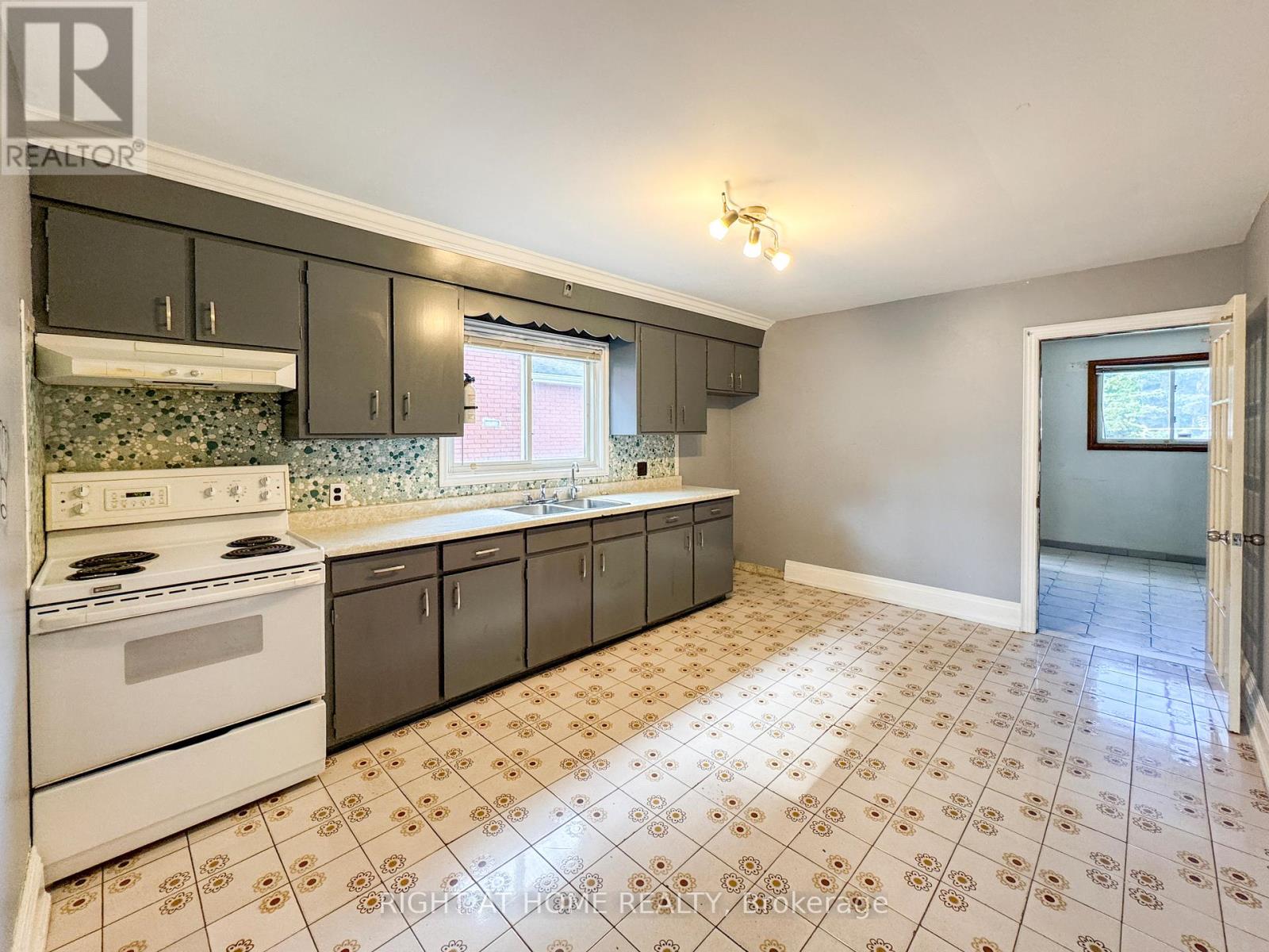 5023 Kitchener Street, Niagara Falls, Ontario  L2G 1A9 - Photo 10 - X12511090