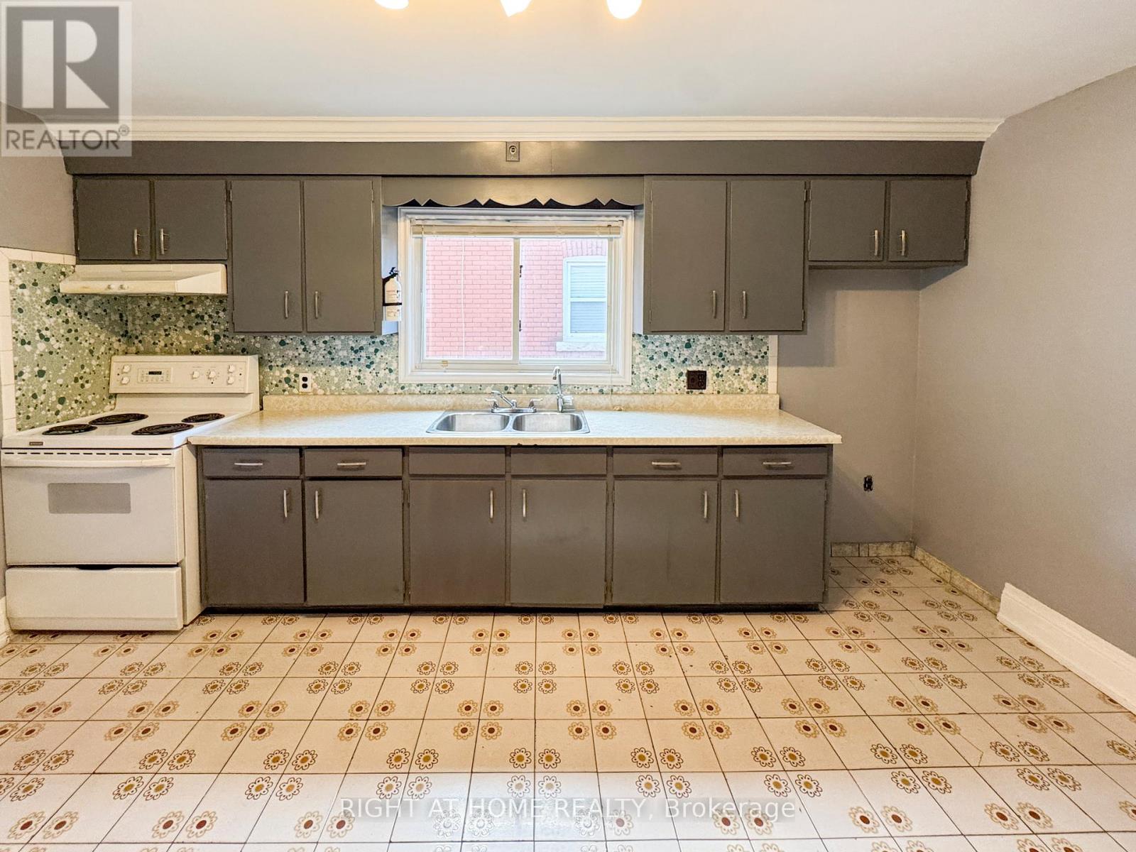 5023 Kitchener Street, Niagara Falls, Ontario  L2G 1A9 - Photo 11 - X12511090