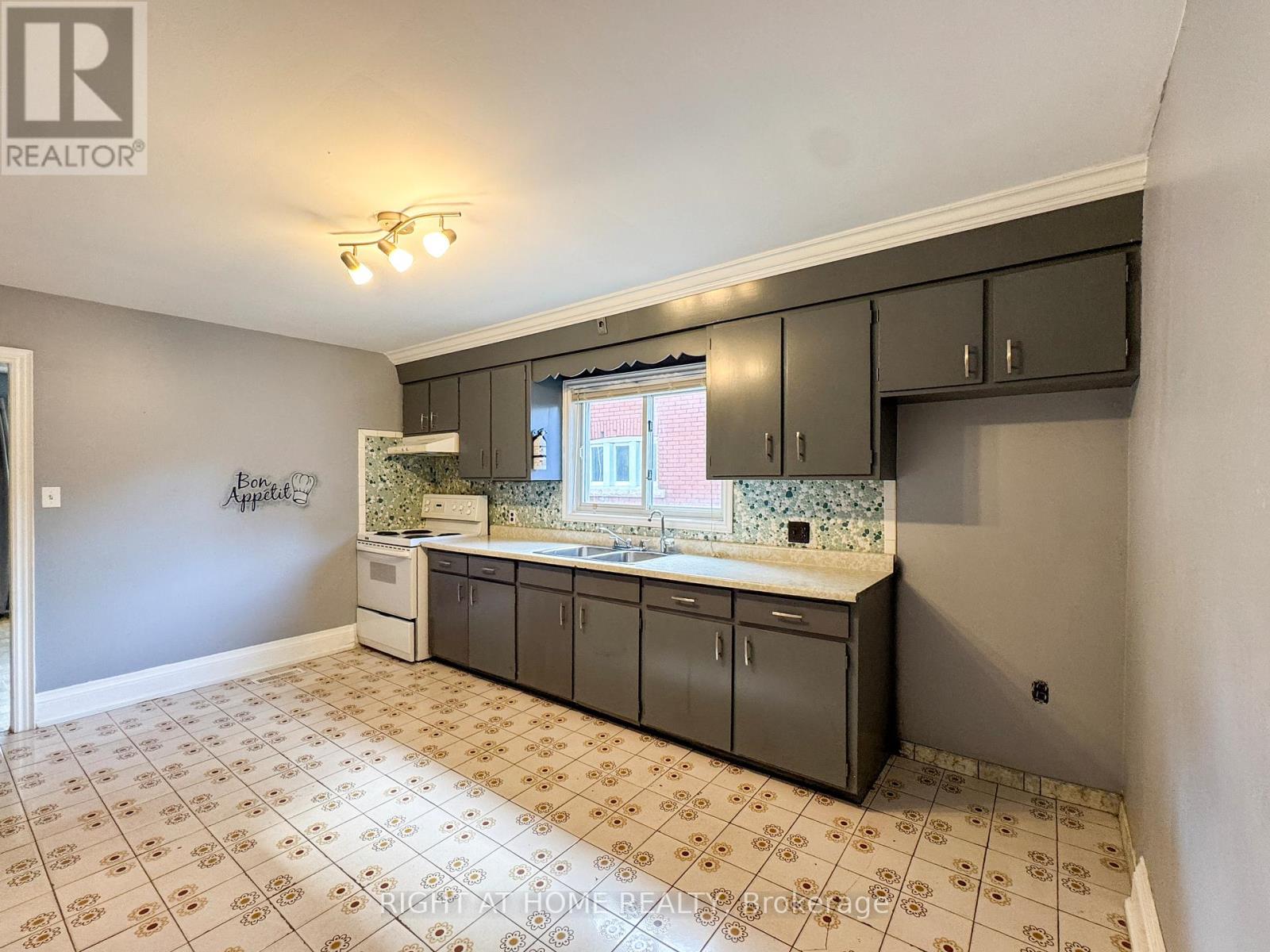 5023 Kitchener Street, Niagara Falls, Ontario  L2G 1A9 - Photo 12 - X12511090