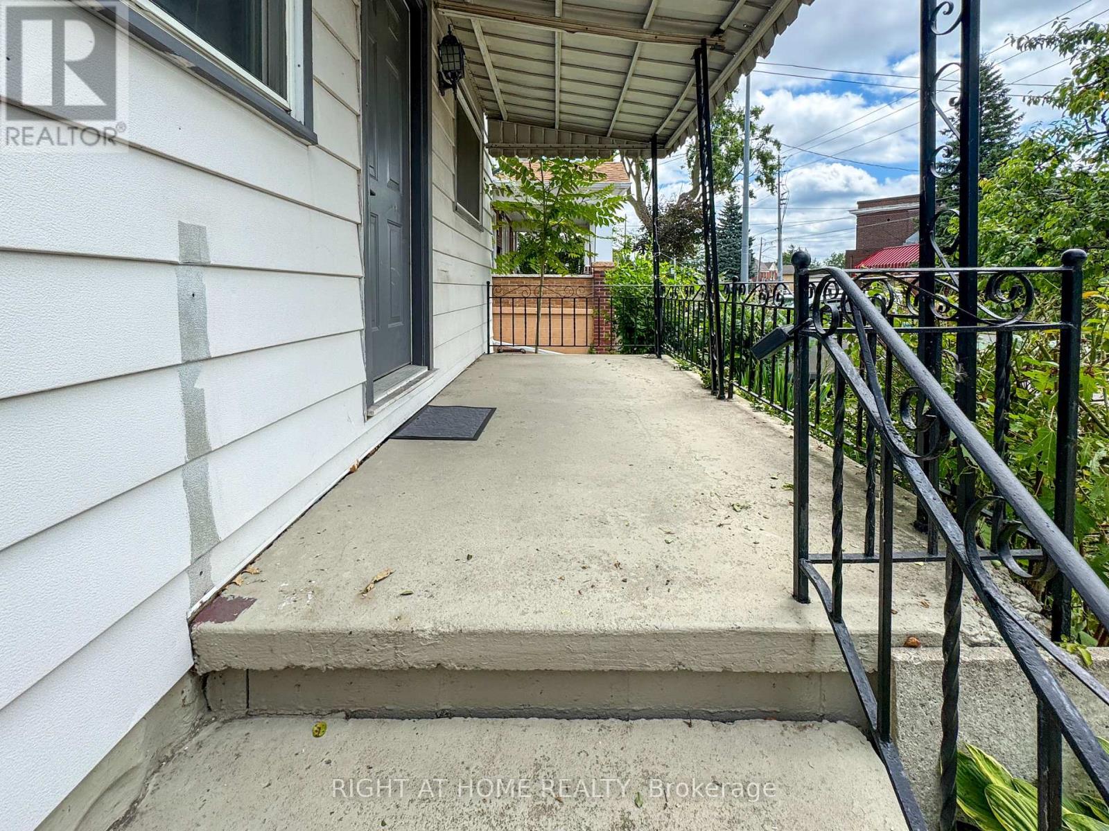 5023 Kitchener Street, Niagara Falls, Ontario  L2G 1A9 - Photo 5 - X12511090