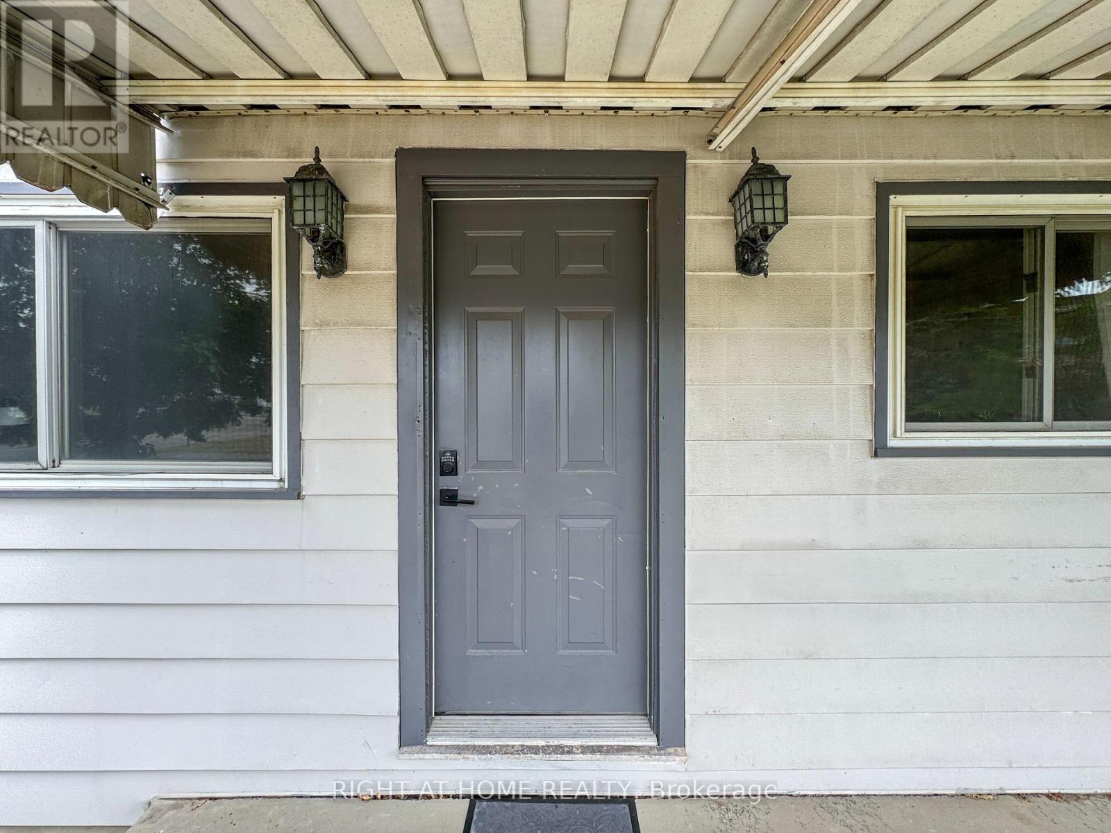 5023 Kitchener Street, Niagara Falls, Ontario  L2G 1A9 - Photo 6 - X12511090