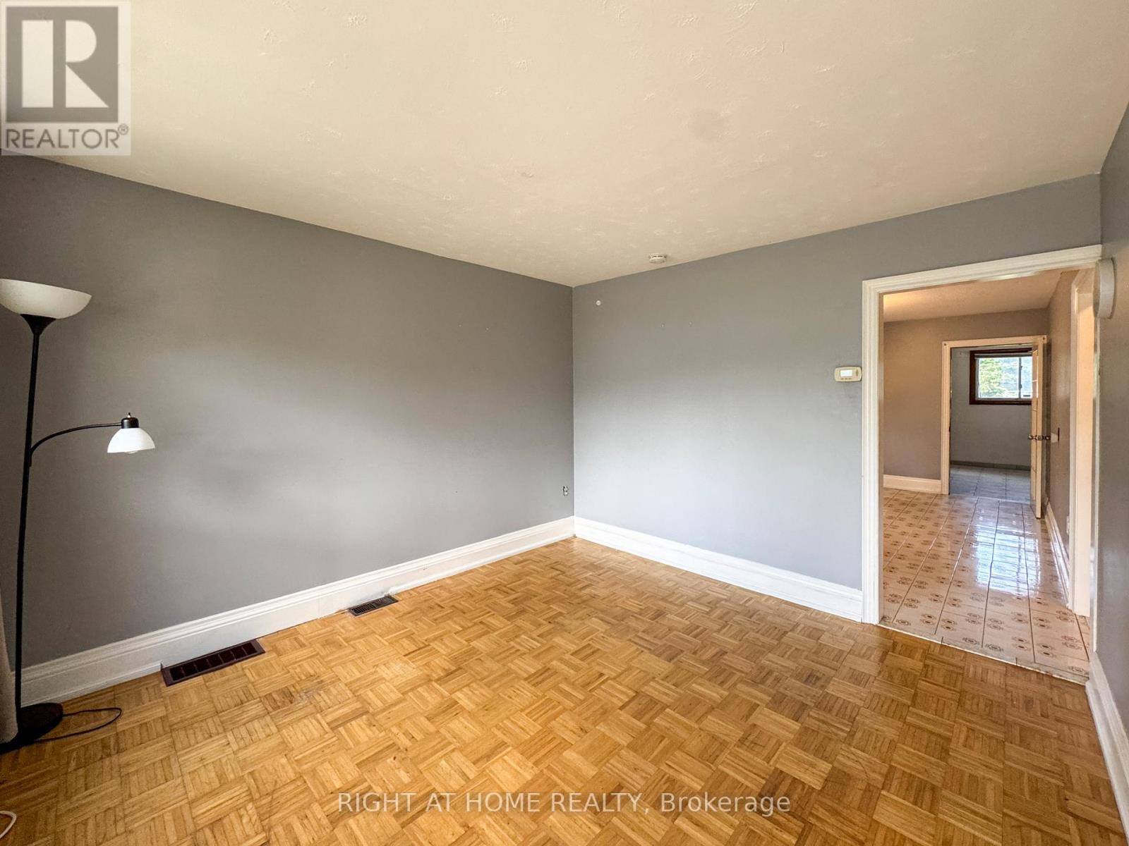 5023 Kitchener Street, Niagara Falls, Ontario  L2G 1A9 - Photo 8 - X12511090