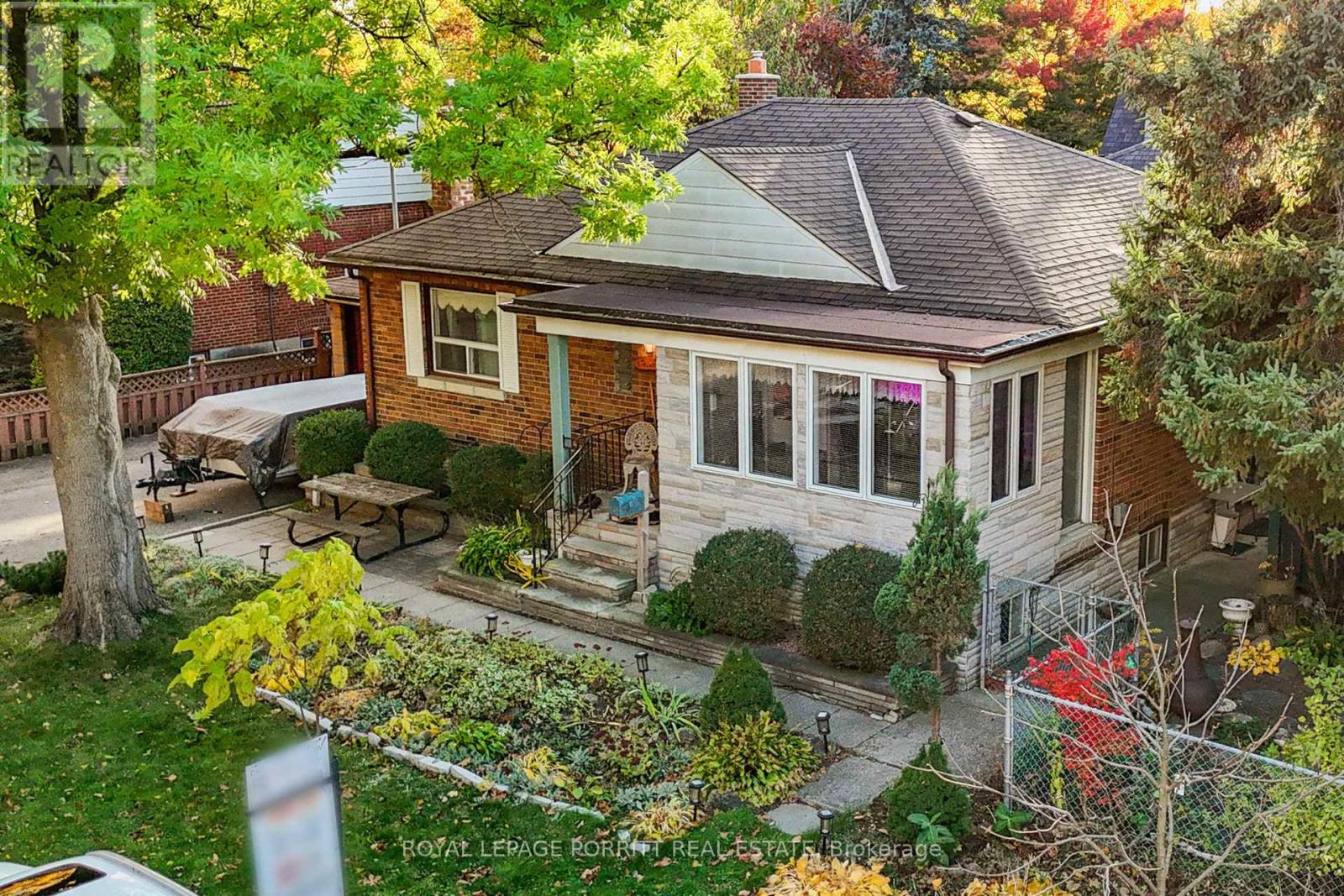 1 Aintree Court, Toronto, Ontario  M8W 4R9 - Photo 4 - W12511012