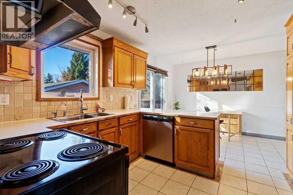 47 Martin Close, Red Deer, Alberta  T4N 5J8 - Photo 5 - A2233663