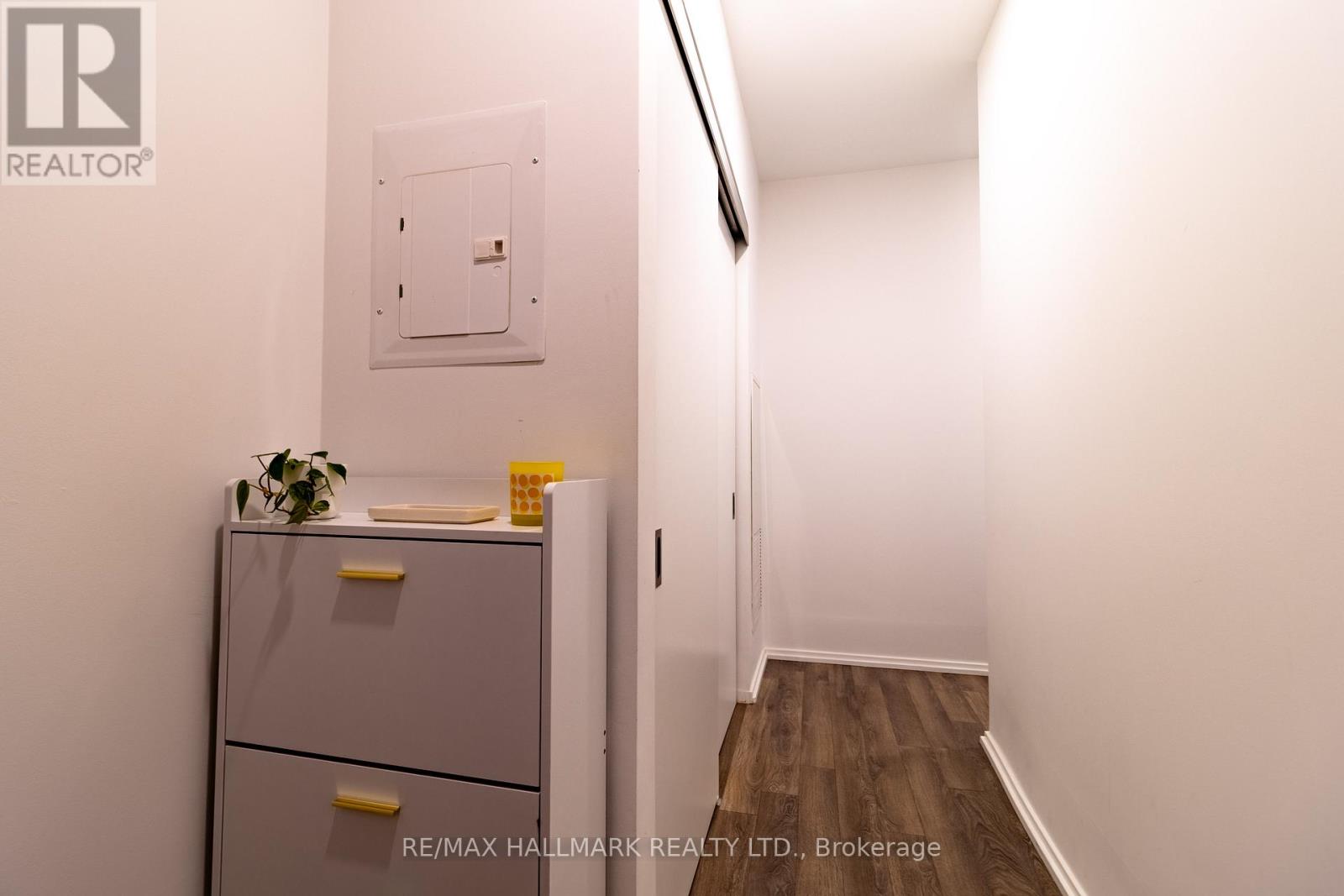 1105 - 197 Yonge Street, Toronto, Ontario  M5B 1M4 - Photo 3 - C12511238