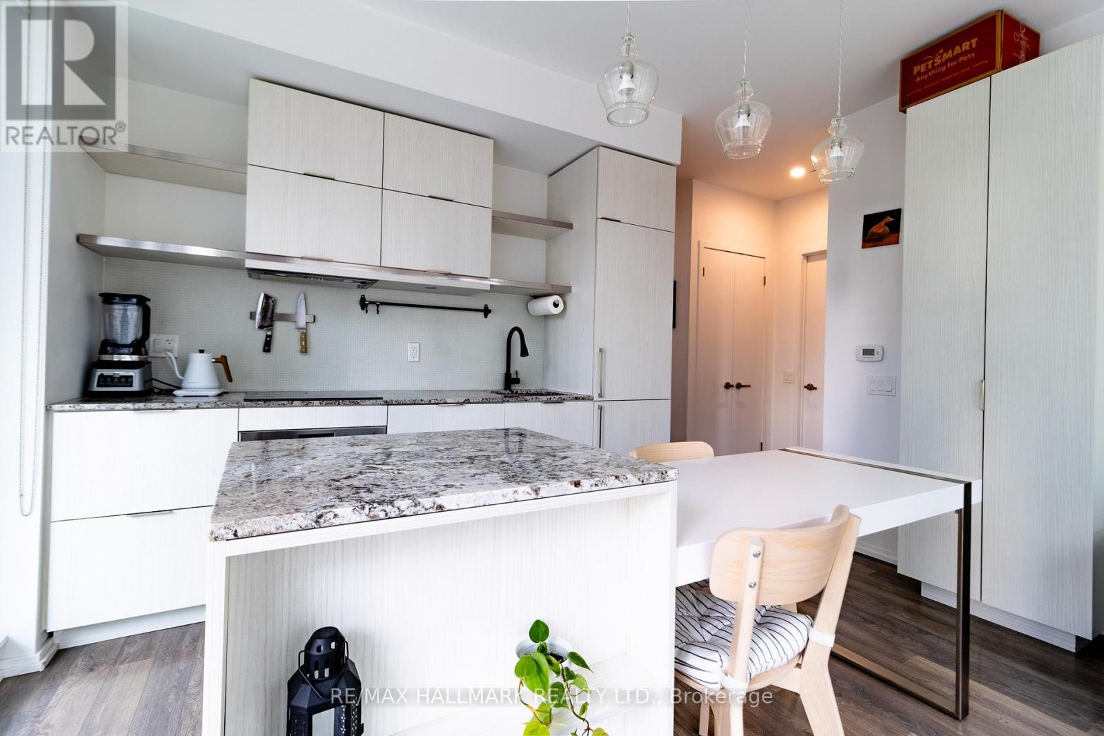 1105 - 197 Yonge Street, Toronto, Ontario  M5B 1M4 - Photo 5 - C12511238