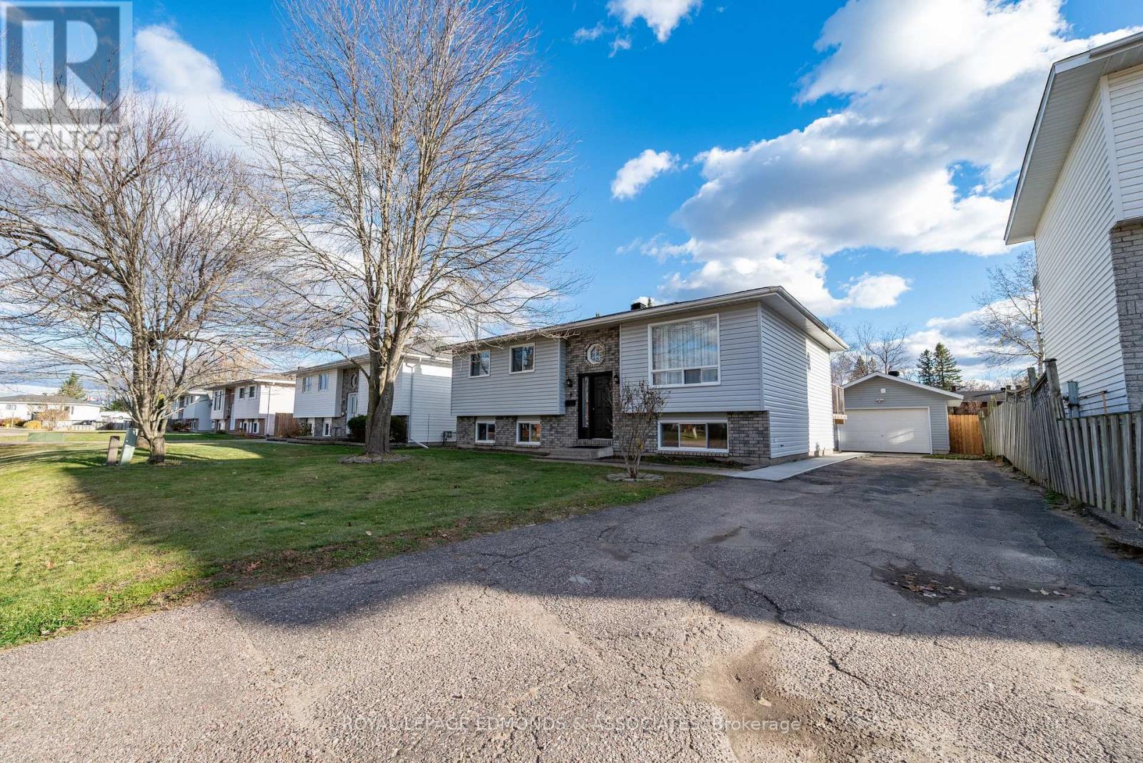 4 Craig Place, Petawawa, Ontario  K8H 3L3 - Photo 2 - X12511392