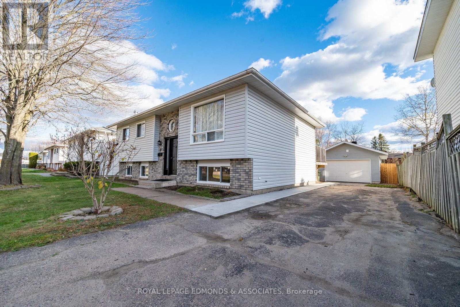 4 Craig Place, Petawawa, Ontario  K8H 3L3 - Photo 4 - X12511392