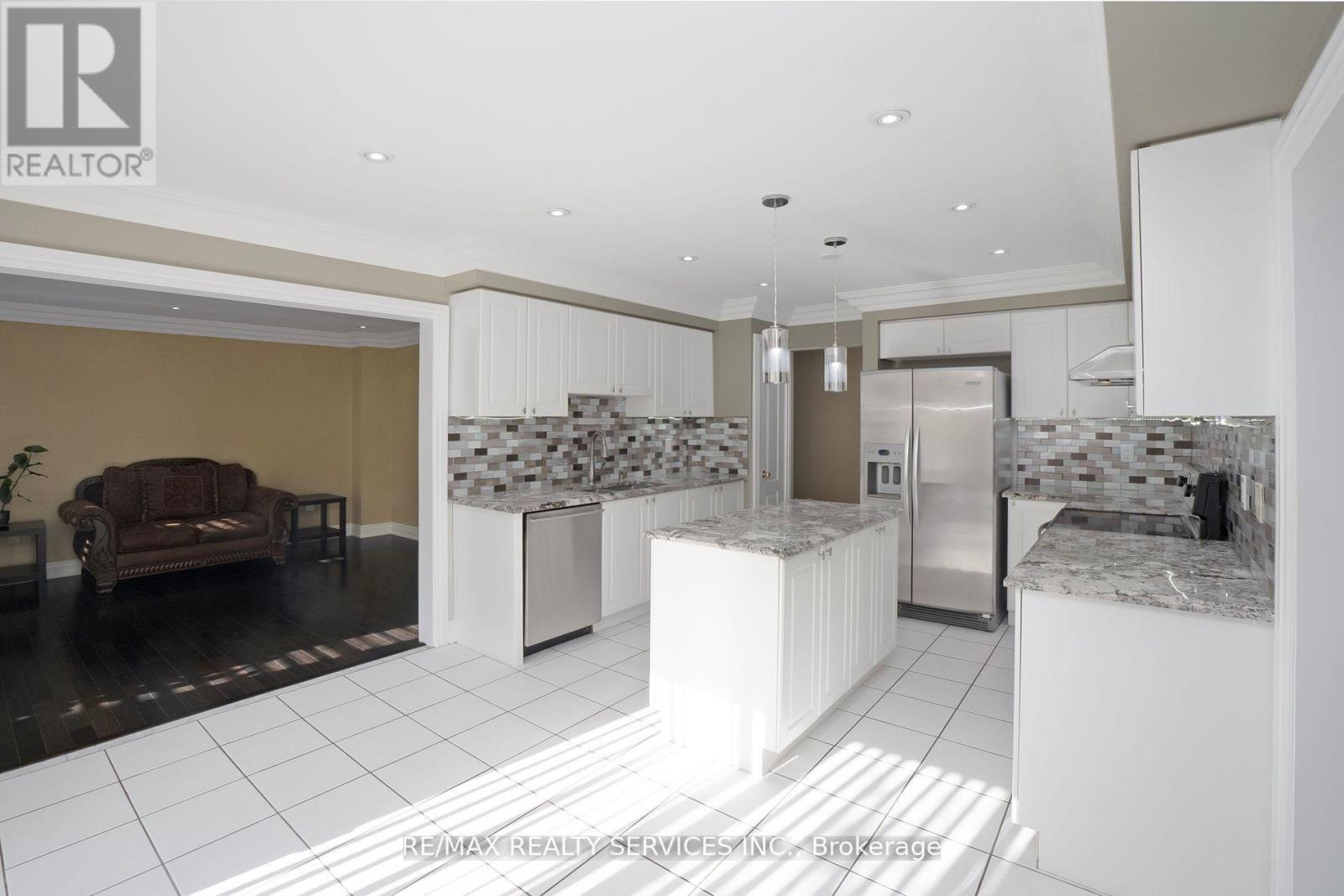 14 Foxmere Road, Brampton, Ontario  L7A 1S6 - Photo 12 - W12511214