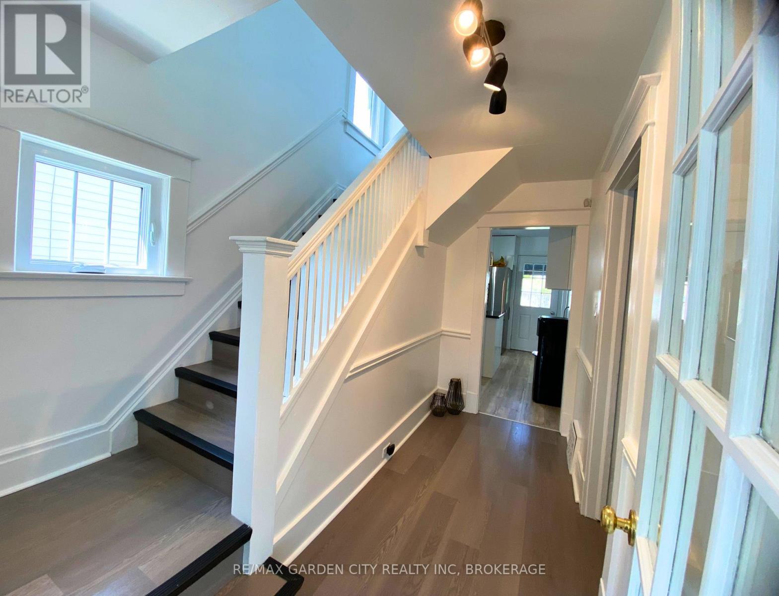 243 Geneva Street, St. Catharines, Ontario L2R 4R2 - Photo 4 - X12511330