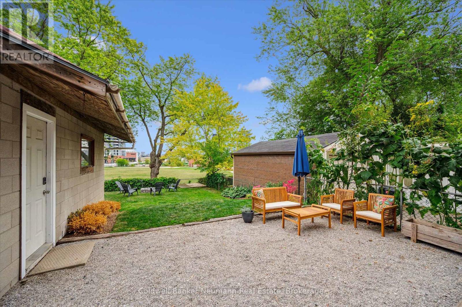 39 Agnes Street, Kitchener, Ontario N2G 2E9 - Photo 2 - X12511382