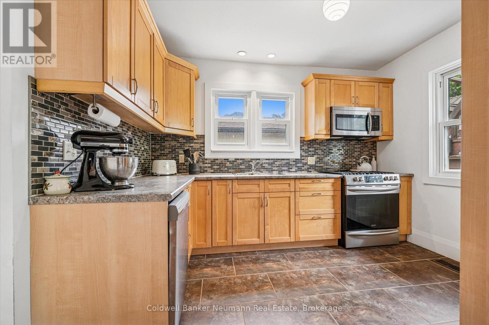 39 Agnes Street, Kitchener, Ontario N2G 2E9 - Photo 8 - X12511382