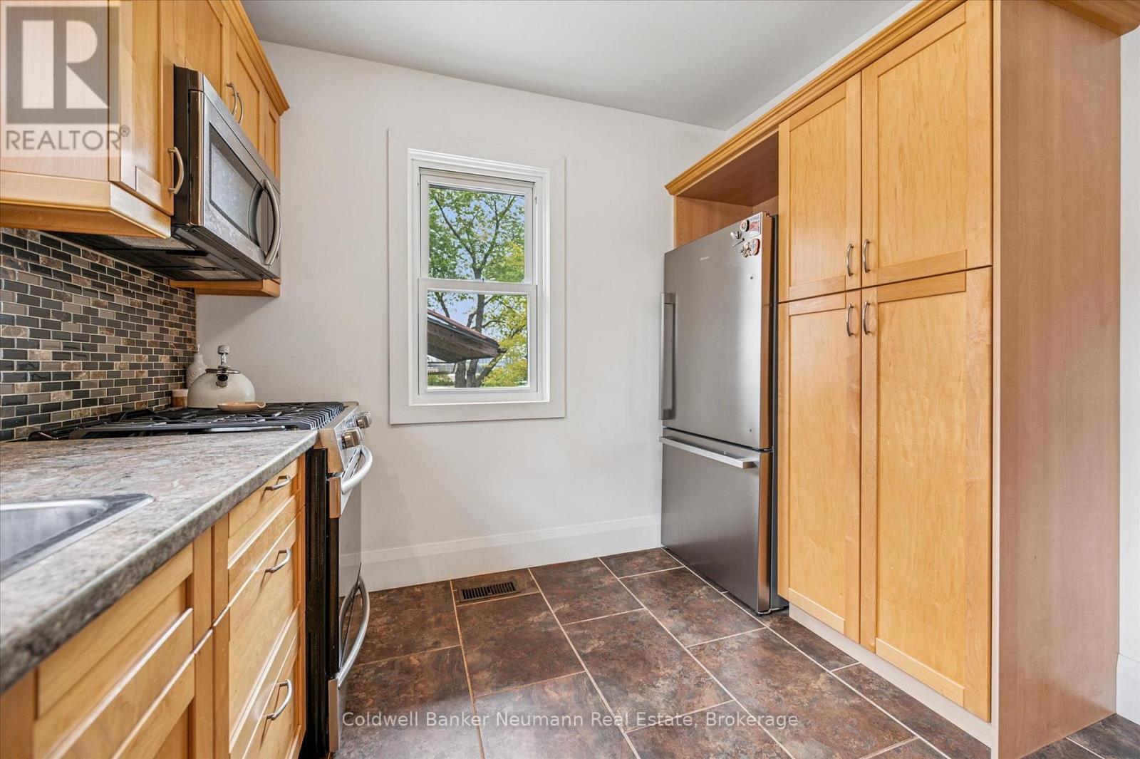 39 Agnes Street, Kitchener, Ontario N2G 2E9 - Photo 9 - X12511382