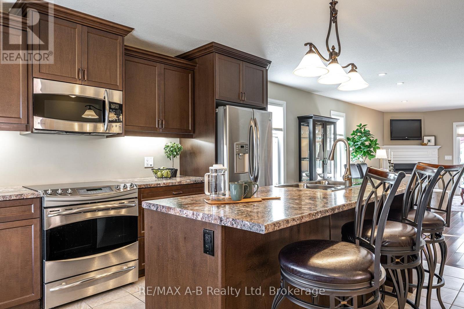 30 Homefield Court, St. Marys, Ontario N4X 0A4 - Photo 10 - X12511448