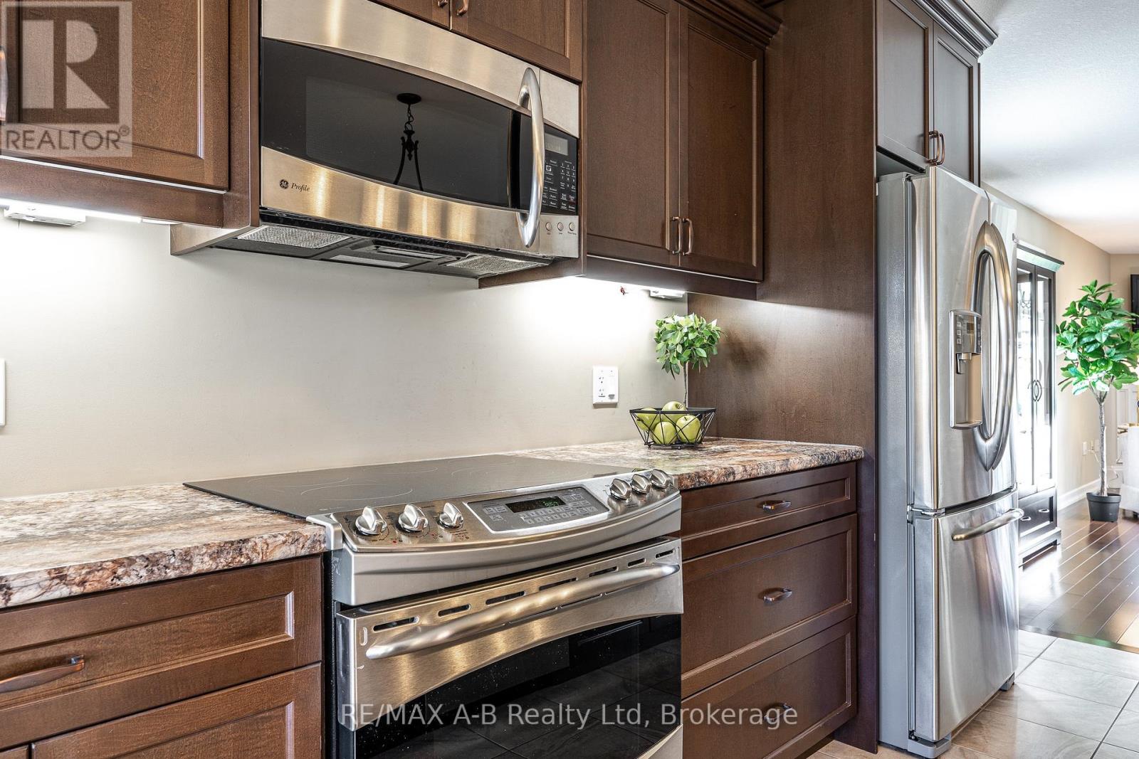 30 Homefield Court, St. Marys, Ontario N4X 0A4 - Photo 11 - X12511448