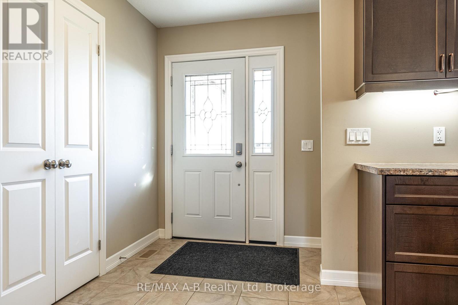 30 Homefield Court, St. Marys, Ontario N4X 0A4 - Photo 6 - X12511448