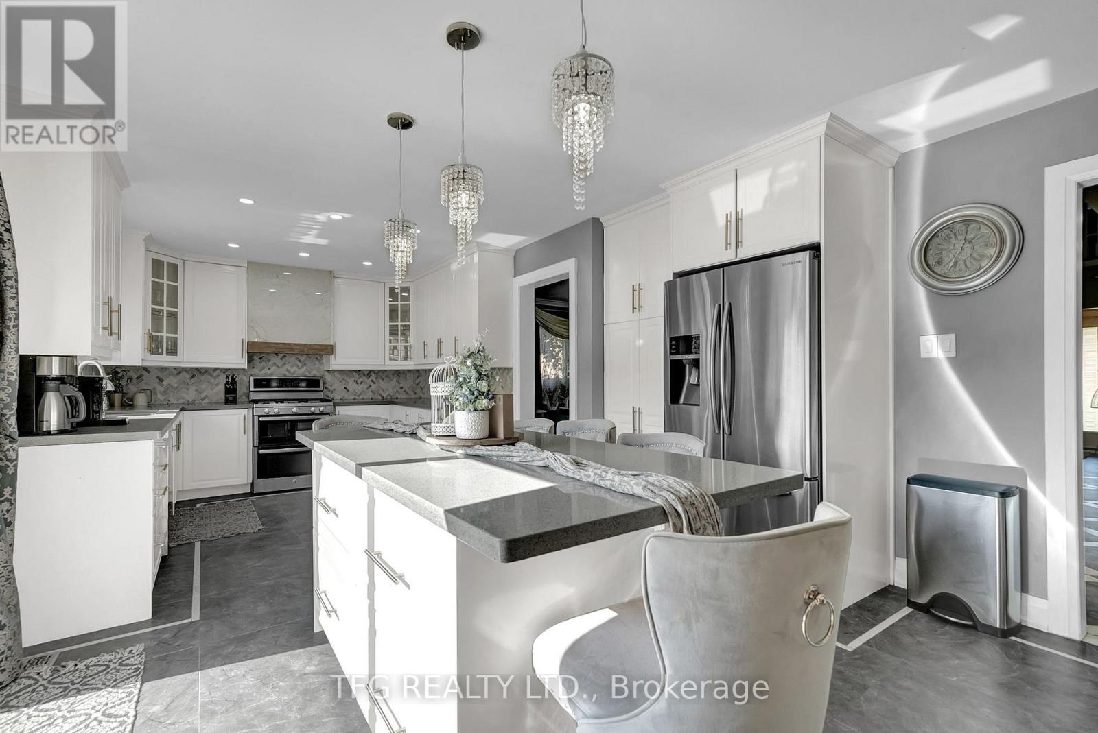 32 Falstaff Crescent, Whitby, Ontario  L1R 1W3 - Photo 14 - E12511490