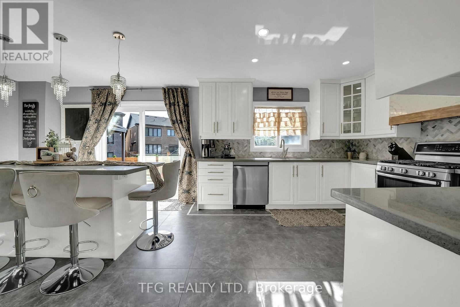 32 Falstaff Crescent, Whitby, Ontario  L1R 1W3 - Photo 12 - E12511490