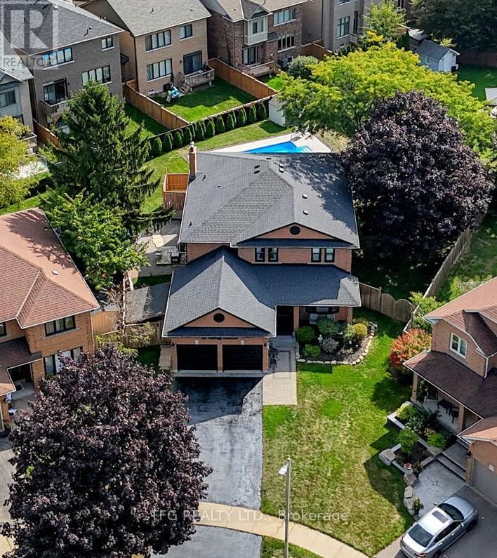 32 FALSTAFF CRESCENT, Whitby, Ontario