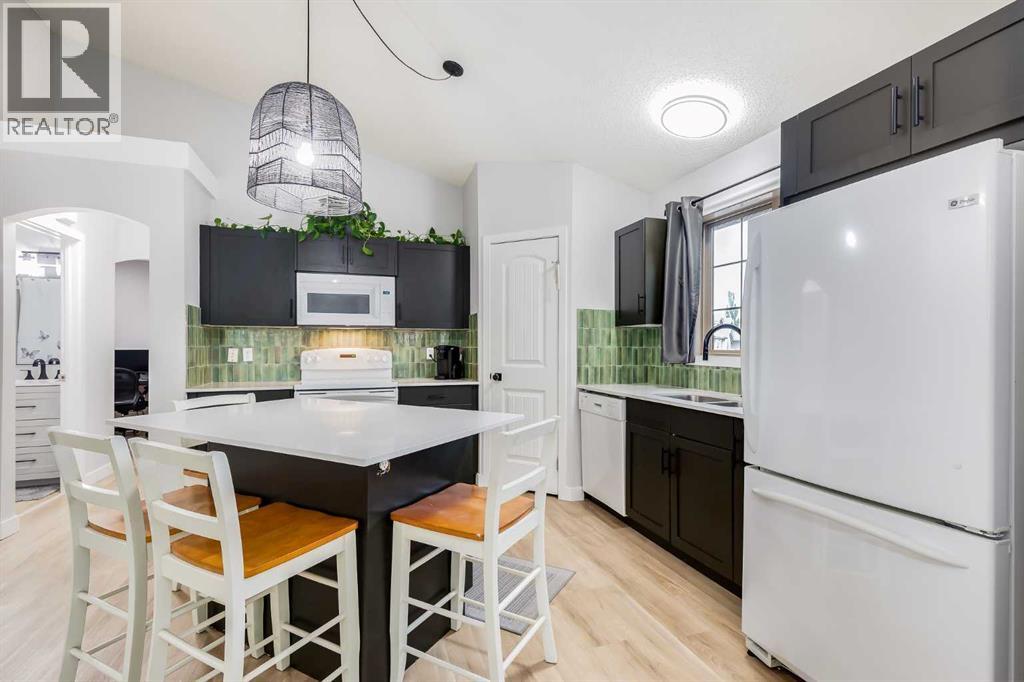 Property at 201, 11 Everridge Square SW image 3