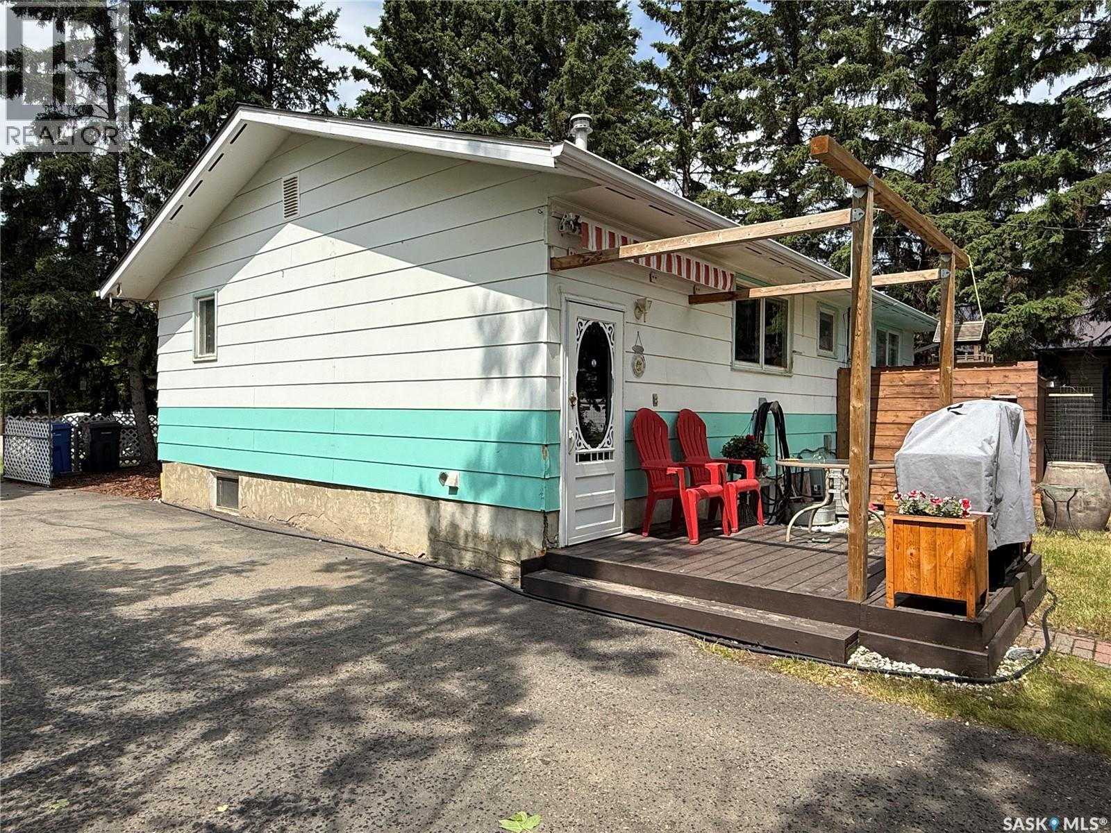 704 1st Avenue, Loon Lake, Saskatchewan  S0M 1L0 - Photo 27 - SK022405