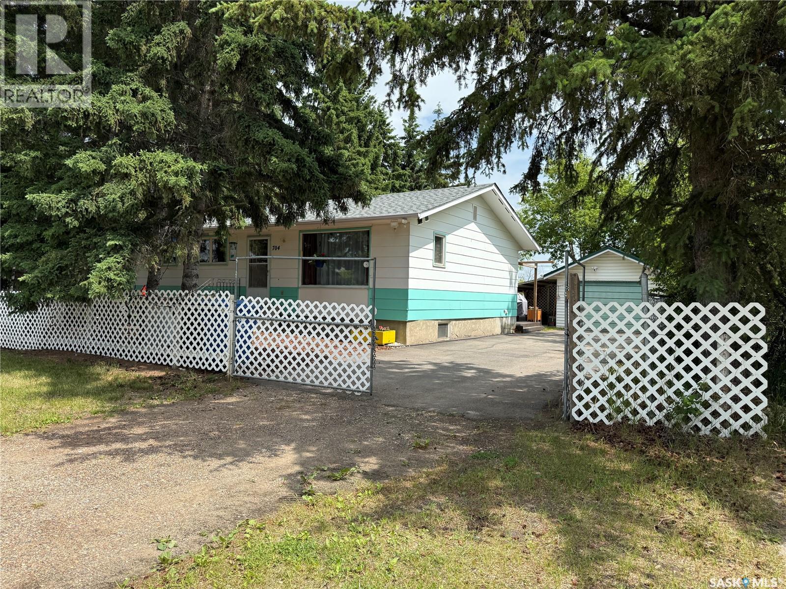 704 1st Avenue, Loon Lake, Saskatchewan  S0M 1L0 - Photo 30 - SK022405