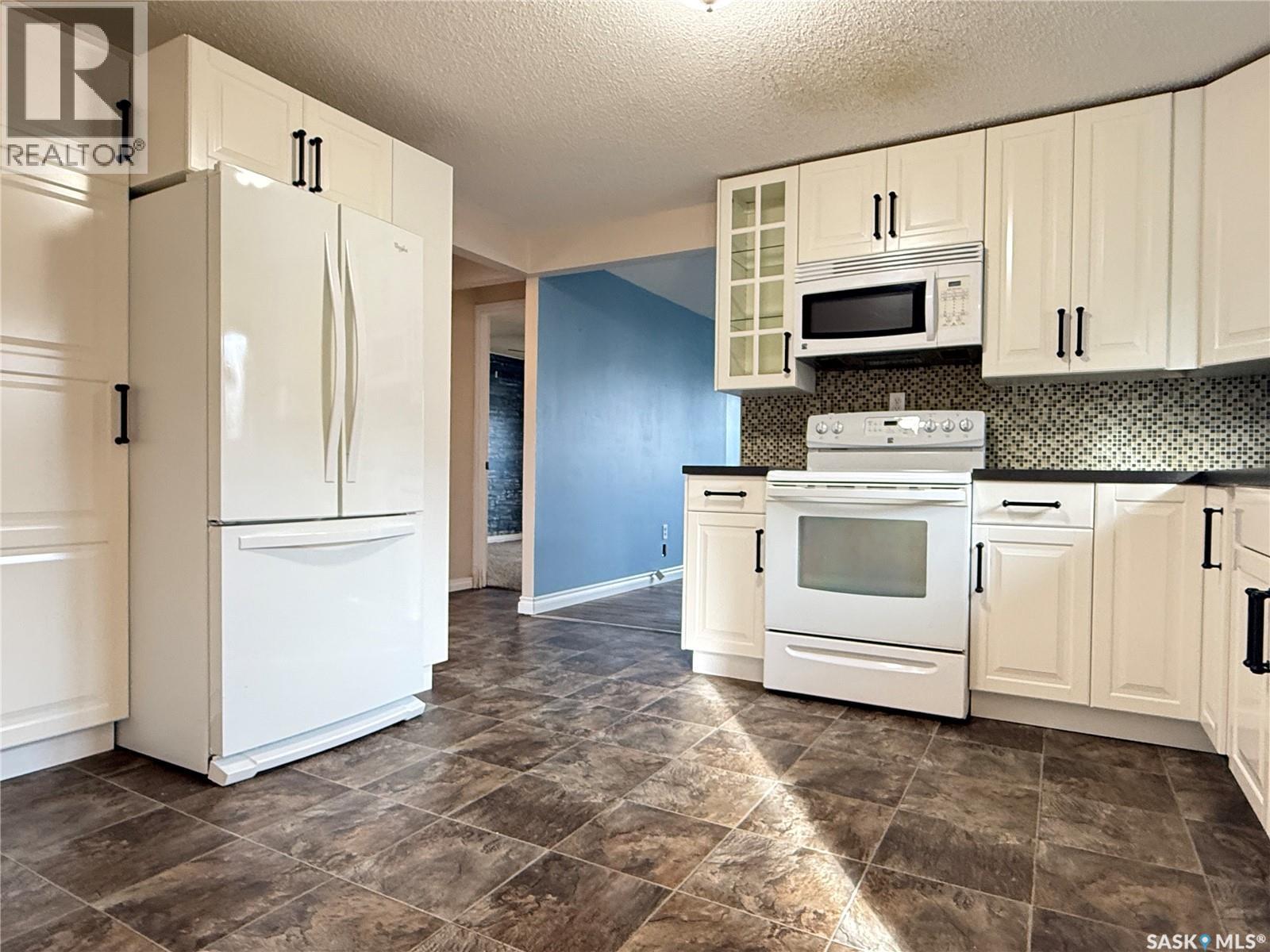 359 4th Avenue W, Melville, Saskatchewan  S0A 2P0 - Photo 2 - SK022377