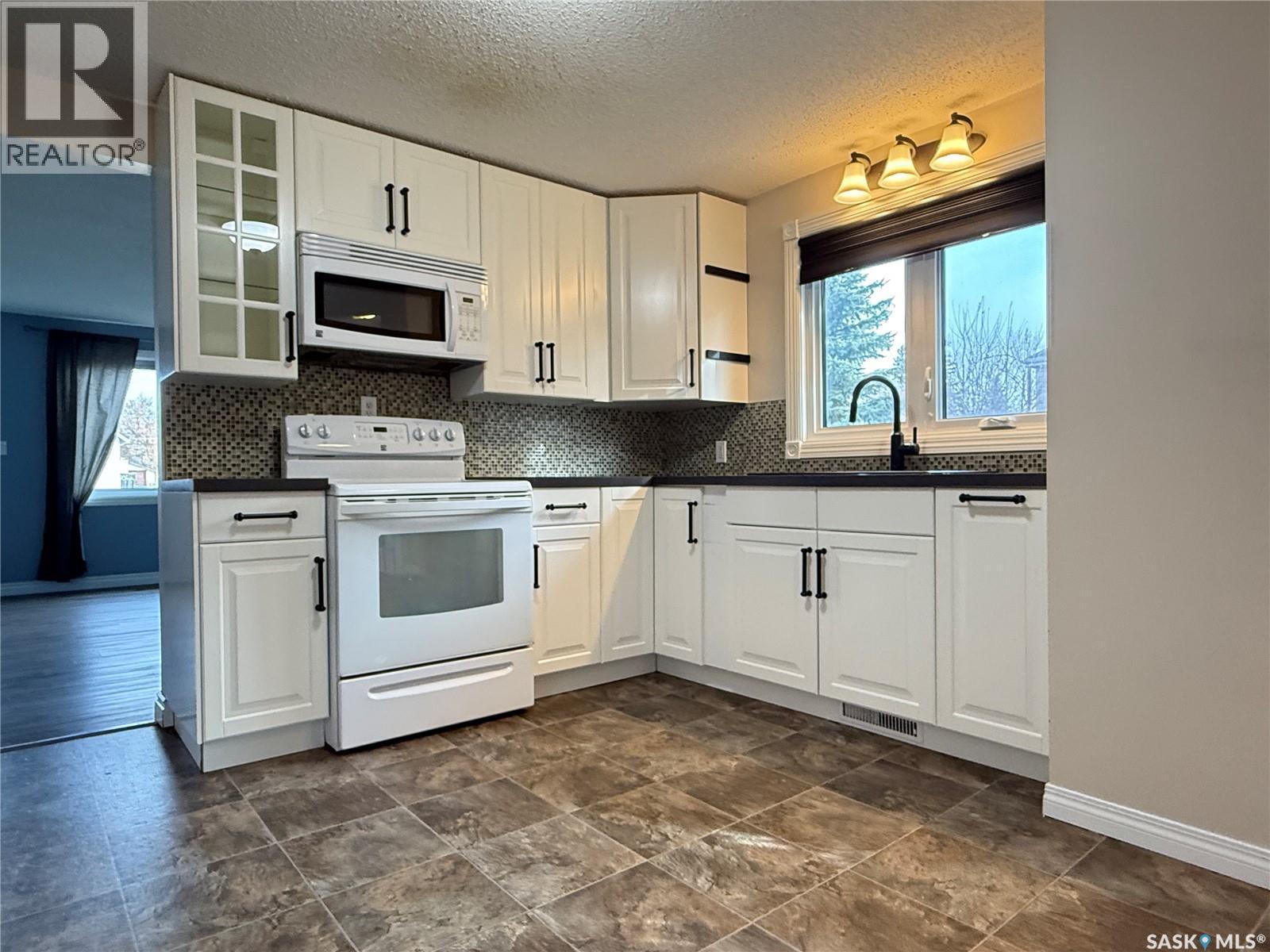 359 4th Avenue W, Melville, Saskatchewan  S0A 2P0 - Photo 3 - SK022377