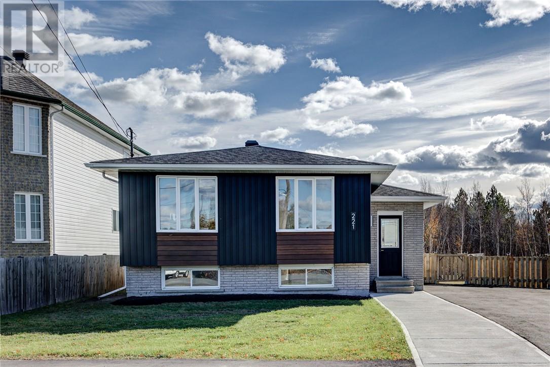 221 Ray Street, Wahnapitae, Ontario P0M 3C0 - Photo 2 - 2125513