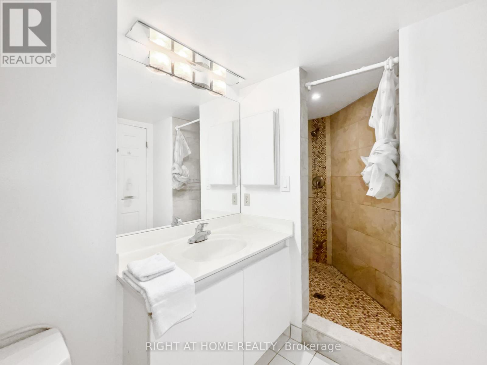 1113 - 24 Wellesley Street W, Toronto (Bay Street Corridor), Ontario  M4Y 2X6 - Photo 10 - C12511380