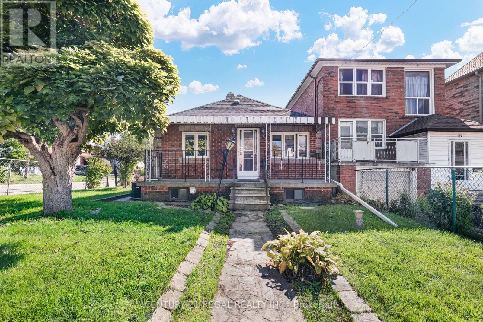 39 BUTTERWORTH AVENUE, Toronto, Ontario