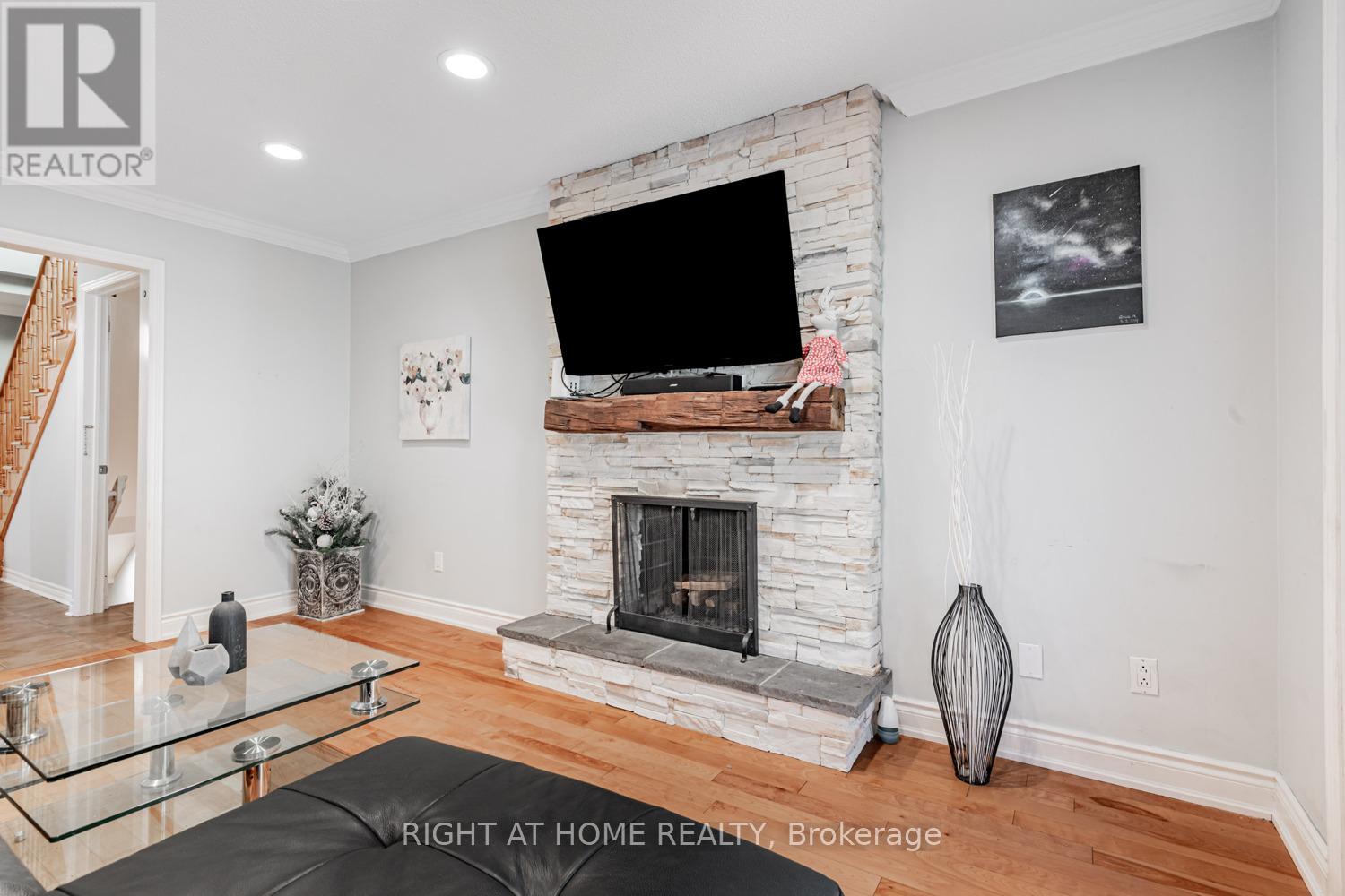 16 Marchwood Crescent, Richmond Hill, Ontario  L4C 8M7 - Photo 12 - N12511344