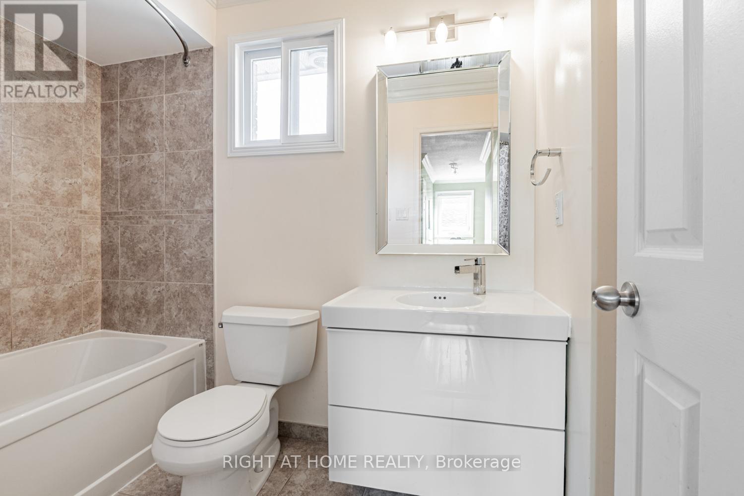 16 Marchwood Crescent, Richmond Hill, Ontario  L4C 8M7 - Photo 19 - N12511344